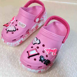 Sandal Crocs Desain Anak: Pilihan Terbaik Untuk Barbie & Anak-Anak