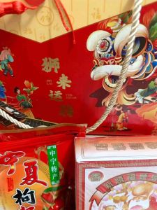 2025蛇年新春礼盒/礼篮《狮来运转》 8样食品 Chinese New Year CNY Hamper Gift Set (Dried Food)