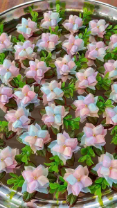 ✅พร้อมส่ง แพ็ค50ดอก เหรียญโปรยทาน ดอกมะลิหอม มะลิหอม +ตกแต่ง เหรียญในตัว พร้อมใช้งาน เลือกเนื้อริบบิ้น/เลือกสีริบบิ้นได้ กำพรึก เหรียญโปรยทานดอกไม้