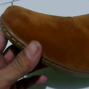 SANDAL SLOP PRIA.SANDAL BUSTONG. WARNA TAN COCOK UNTUK DISEGALA AKTIFITAS SEHARI HARI