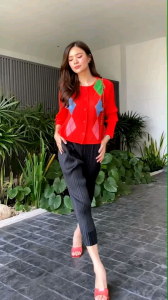 เสื้อชามัวร์เนื้อดี แบบงาน Brand ✨✨ แพตเทิร์น เรียบหรู แขนยาว คอกลม แต่งกระดุม สีเดียวกับตัวเสื้อ เป็นกิมมิกเกร๋ๆ  โดดเด่น ด้วยลายผ้ากราฟฟิค  เกร๋ๆ 🔮 ปังๆ ดูดี ไม่เยอะจนเกินไป        ** งานดี 🔑 พลีทแน่นๆ AA Premium  ย้ำๆ เพื่อความคงทน  สวยงาม พลีทไม่คลา