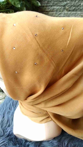 HIJAB SEGIEMPAT TABUR PAYET SWAROSKI WARNA SENADA