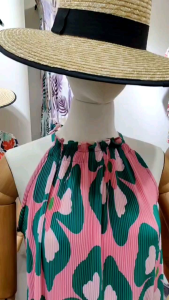 เดรสจีบระบายคอ ผ้า:พลีทพิมพ์ลาย ขนาดฟรีไซส์ อก:36-50 ยาว:50"