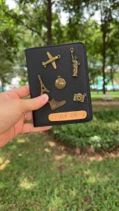 [Coverpassport] Màu Đen quyền lực cá tính & độc đáo. Đóng tên chủ nhân ghép charm nametag unique decor phù điêu đẹp