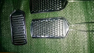 Parutan Keju Stainless Steel Alat Parut Cokelat Wortel Kentang Sayur Grated Cheese 21Cm Serbaguna