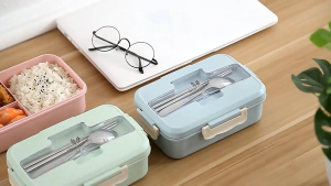 คูปองลดค่าส่ง🎁 กล่องข้าวไมโครเวฟ 3ช่อง (ฟรี!!ช้อน+ตะเกียบสแตนเลส) สีพาสเทลสวย ขนาด 14.5*7*21ซม. ฝาล๊อกแน่น