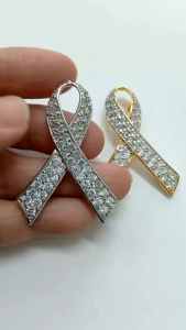 เข็มกลัดริบบิ้นโบว์ไว้อาลัยประดับเพชรczแบบสวยงาม งานจิวเวลรี่ไม่ติดกาว ชุบทองสองกษัตริย์และทองคำขาว ราคาย่อมเยา