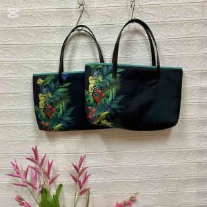 กระเป๋าสะพาย ไปเที่ยว ไปทำงาน สวย ผ้าซาตินอัดกาว บุฟองน้ำหนา มีซับใน น้ำหนักเบา ทนทาน จุของได้เยอะ งานแฮนด์เมด มี 5 ลาย