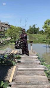 กระเป๋าใบใหญ่ สวย ผ้าซาตินอัดกาว บุฟองน้ำหนา มีซับใน น้ำหนักเบา ทนทาน จุของได้เยอะ งานแฮนด์เมด มี 4 ลายให้เลือก