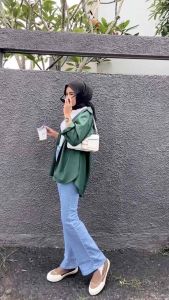 Cutbray Panjang Jeans Wanita Streetch Celana Highwaist Terbaru\\n\\n Apa Itu Celana Jeans Panjang?\\n\\nCelana jeans panjang adalah jenis celana yang dibuat dari bahan denim, biasanya dengan warna biru atau hitam. Jenis celana ini sangat populer dan telah menjadi bagian penting dari gaya fashion sejak tahun 1950-an. Celana jeans panjang tersedia dalam berbagai model, mulai dari slim fit hingga straight leg.\\n\\n Jenis Celana Jeans Panjang\\n\\nAda beberapa jenis celana jeans panjang yang bisa dipilih, antara lain:\\n\\n* Slim fit: Model celana jeans yang ketat dan pas di tubuh.\\n* Straight leg: Model celana jeans dengan lebar kaki yang sama dari pinggang hingga ujung kaki.\\n* Bootcut: Model celana jeans dengan lebar kaki yang melebar di bawah lutut.\\n* Flare: Model celana jeans dengan lebar kaki yang melebar di bagian bawah dan biasanya memiliki garis melengkung.\\n\\n Keuntungan Memakai Celana Jeans Panjang\\n\\nCelana jeans panjang memiliki beberapa keuntungan, antara lain:\\n\\n* Fleksibel dan mudah dipadu padankan dengan berbagai jenis atasan dan sepatu.\\n* Tahan lama dan tahan terhadap kerusakan.\\n* Menyediakan ruang gerak yang cukup untuk aktivitas sehari-hari.\\n* Stylish dan dapat meningkatkan penampilan Anda.\\n\\n Celana Jeans Terbaru\\n\\nCelana jeans terbaru hadir dengan desain dan fitur yang lebih modern dan inovatif. Salah satu contoh celana jeans terbaru adalah Cutbray Panjang Streetch dan Celana Jeans Wanita Highwaist.\\n\\n Cutbray Panjang Streetch\\n\\nCutbray Panjang Streetch adalah celana jeans panjang yang dibuat dari bahan denim stretch. Bahan ini memungkinkan celana jeans untuk meregang dan kembali ke bentuk aslinya, sehingga nyaman dipakai dan tidak mudah rusak. Selain itu, Cutbray Panjang Streetch juga memiliki model highwaist yang dapat menonjolkan bentuk tubuh wanita.\\n\\n Celana Jeans Wanita Highwaist\\n\\nCelana jeans wanita highwaist adalah celana jeans panjang yang memiliki pinggang tinggi, yang membuat celana jeans ini terlihat lebih modis dan fashionable. Celana jeans highwaist dapat membantu menutupi perut dan memberikan penampilan yang lebih ramping.\\n\\n Celana Wanita Stylish\\n\\nCelana wanita stylish adalah celana yang dapat meningkatkan penampilan Anda dan membuat Anda merasa percaya diri. Berikut adalah cara memilih celana wanita stylish dan tips memakai celana wanita stylish.\\n\\n Cara Memilih Celana Wanita Stylish\\n\\nBerikut adalah beberapa tips untuk memilih celana wanita stylish:\\n\\n* Pilih celana dengan model yang sesuai dengan bentuk tubuh Anda.\\n* Pilih celana dengan warna yang sesuai dengan warna kulit Anda.\\n* Pilih celana dengan kualitas bahan yang baik.\\n* Pilih celana dengan ukuran yang pas.\\n\\n Tips Memakai Celana Wanita Stylish\\n\\nBerikut adalah beberapa tips untuk memakai celana wanita stylish:\\n\\n* Padukan celana dengan atasan dan sepatu yang sesuai.\\n* Gunakan aksesori yang sesuai untuk menambahkan sentuhan gaya.\\n* Jangan lupa untuk merawat celana dengan baik.\\n\\n Kesimpulan\\n\\nCelana jeans panjang terbaru seperti Cutbray Panjang Streetch dan Celana Jeans Wanita Highwaist menawarkan keuntungan dan gaya yang berbeda-beda. Memilih celana wanita stylish dapat meningkatkan penampilan Anda dan membuat Anda merasa percaya diri. Pastikan untuk memilih celana dengan model, warna, kualitas bahan, dan ukuran yang sesuai dengan kebutuhan Anda. Selamat mencoba dan semoga sukses!\\n\\n Keunggulan Celana Jeans Panjang Terbaru\\n\\nCelana jeans panjang terbaru memiliki beberapa keunggulan, antara lain:\\n\\n* Desain dan fitur yang lebih modern dan inovatif.\\n* Bahan yang lebih fleksibel dan nyaman dipakai.\\n* Model yang lebih stylish dan fashionable.\\n\\n Kesimpulan Akhir\\n\\nCelana jeans panjang terbaru seperti Cutbray Panjang Streetch dan Celana Jeans Wanita Highwaist adalah pilihan yang tepat untuk meningkatkan penampilan Anda dan membuat Anda merasa percaya diri. Pastikan untuk memilih celana dengan model, warna, kualitas bahan, dan ukuran yang sesuai dengan kebutuhan Anda. Selamat mencoba dan semoga sukses!\"