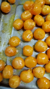 Kuih bulan kacang merah dengan dua biji telur masin moon Cake with double egg yolk传统烤皮双黄豆沙月饼100克，福利款月饼～双蛋黄黑豆沙月饼100克，homemade double egg yolks red bean moon cake用真的蛋黄制作，还会流油的🤣