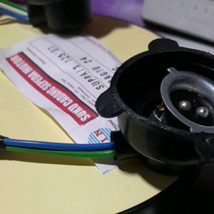 SOKET FITTING COP LAMPU DEPAN SUPRA X 125 FI TH 2007 / BATMAN  100% ASLI WIN