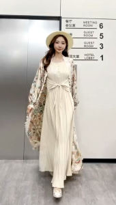 Satu Set Gaun Soir untuk Wanita yang Elegan