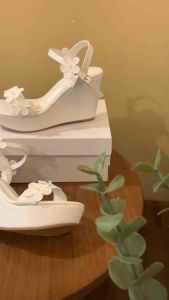 Giày sandal nữ giày cưới đế xuồng 10cm Degoshin - tôn dáng nhẹ êm và chắc chân hoa năm cánh phối châu nhỏ