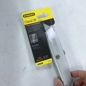 Stanley Classic Retractable Utility Knife with 3 Spare blades 10-099 Use with hook or heavy duty blade