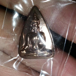 นางพญา วัดใหญ่ 8 มิตตา นวะโลหะ วัดพระศรีรัตนมหาธาตุวรมหาวิหาร ฉลองพระพูทธชินราช ครบ660ปี พระหายากสรั้งเพียง 599 องค์ พิธีใหญ่แห่งยุค เหมาะสำหรับการปฏิบัติตามสุภาพสตรี รับประกันแท้ 100% ราคาที่ประมาณ 8,000 บาท