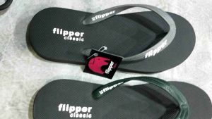 Terlaris Sendal Jepit Flipper Pria & Wanita Terbaru\\n\\nSendal jepit merupakan salah satu produk sepatu yang paling populer di kalangan masyarakat. Dengan desain modern dan fungsional, sendal jepit flipper pria dan wanita terbaru menawarkan banyak keunggulan, mulai dari kenyamanan, durabilitas, hingga fleksibilitas dalam berbagai aktivitas. Berikut adalah ulasan lengkap tentang sendal jepit terlaris yang dapat Anda pertimbangkan.\\n\\n Desain Modern Sendal Jepit\\n\\n Sentral Desain Terkini\\n\\nSendal jepit desain modern saat ini mengusung berbagai gaya dan tren terbaru. Dengan sentral desain terkini, sendal jepit flipper pria dan wanita terbaru menawarkan variasi warna, motif, dan model yang dapat disesuaikan dengan kebutuhan dan selera pengguna.\\n\\n Inovasi Material & Teknologi\\n\\nPenggunaan material dan teknologi terbaru juga menjadi salah satu faktor penting dalam pembuatan sendal jepit. Dengan inovasi material, sendal jepit flipper pria dan wanita terbaru dapat menawarkan kenyamanan dan durabilitas yang lebih baik. Selain itu, teknologi yang digunakan juga dapat membantu meningkatkan kualitas dan daya tarik produk.\\n\\n Tren Fashion & Gaya Hidup\\n\\nSendal jepit flipper pria dan wanita terbaru juga mengikuti tren fashion dan gaya hidup terkini. Dengan demikian, pengguna dapat merasa percaya diri saat menggunakan sendal jepit ini dalam berbagai kesempatan.\\n\\n Keunggulan Sendal Jepit Nyaman & Tahan Lama\\n\\n Faktor-Faktor Penentu Kenyamanan\\n\\nSendal jepit flipper pria dan wanita terbaru menawarkan kenyamanan yang maksimal dengan adanya faktor-faktor penentu kenyamanan, seperti desain ergonomis, material berkualitas, dan bentuk yang pas di kaki pengguna.\\n\\n Kualitas Material & Durabilitas\\n\\nPenggunaan material berkualitas tinggi dan teknologi terbaru membuat sendal jepit flipper pria dan wanita terbaru tahan lama dan awet. Dengan demikian, pengguna dapat menggunakan sendal jepit ini dalam jangka waktu yang lama tanpa perlu khawatir mengalami kerusakan atau aus.\\n\\n Keunggulan Desain Ergonomis\\n\\nDesain ergonomis menjadi salah satu keunggulan sendal jepit flipper pria dan wanita terbaru. Dengan desain ergonomis, sendal jepit ini dapat memberikan kenyamanan maksimal bagi penggunanya.\\n\\n Sendal Jepit Cocok untuk Berbagai Aktivitas\\n\\n Aktivitas Outdoor & Indoor\\n\\nSendal jepit flipper pria dan wanita terbaru cocok digunakan dalam berbagai aktivitas, baik outdoor maupun indoor. Dengan demikian, pengguna dapat menggunakan sendal jepit ini dalam berbagai kesempatan, mulai dari berolahraga, bermain, hingga bekerja.\\n\\n Kepraktisan & Fleksibilitas\\n\\nSendal jepit flipper pria dan wanita terbaru juga menawarkan kepraktisan dan fleksibilitas yang tinggi. Pengguna dapat dengan mudah memasukkan dan melepaskan sendal jepit ini tanpa harus repot atau ribet.\\n\\n Aman & Nyaman di Segala Cuaca\\n\\nSendal jepit flipper pria dan wanita terbaru juga aman dan nyaman digunakan di segala cuaca. Dengan demikian, pengguna dapat menggunakan sendal jepit ini dengan percaya diri tanpa perlu khawatir mengalami gangguan atau masalah.\\n\\nDengan berbagai keunggulan yang ditawarkan, sendal jepit flipper pria dan wanita terbaru merupakan pilihan yang tepat bagi Anda yang mencari produk sepatu yang nyaman, tahan lama, dan fleksibel. Selamat mencoba dan semoga informasi ini bermanfaat!\n}