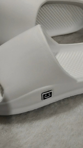 Sandal Smile Putih Pria & Wanita: Desain Modern & Elegan