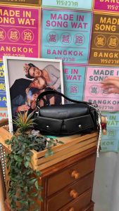 กระเป๋าYUNABEE 33619# กระเป๋าแบรนด์แท้💕 ขนาด10นิ้ว ทรง Baguette Bag ดีเทลกระเป๋าPUเนื้อดีทรงขนมปังฝรั่งเศสและเพิ่มดีเทลตกแต่งด้านหน้าและกระเป๋าด้านข้างDesignสไตล์มินิมอลสวยสุดหรู ด้านในเรียบหรูสุดๆ จะถือหิ้วสะพายไหล่ หรือครอสบอดี้ก็ลงตัว