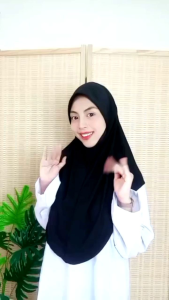 [ Berdagu ] Size M Tudung Sarung Moscrepe Awning Scuba Black And White Edition / Tudung Sarung Hitam Putih