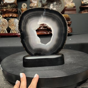 agate slide natural color 100%🔮天然原矿玛瑙片 黑玛瑙+透白玛瑙 共生闪晶软糖 🆓🆓🆓特制实木底座 玛瑙高: 14cm 宽: 15cm 重: 0.3kg