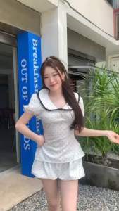 เซตดีเทลงานน่ารักน่าหยิก เสื้อคอปกบัวแต่งลูกไม้สีดำด้านหลังเว้าผูกให้ลุคดูเก๋ กางเกงขาสั้นจั๊มปลายขา’