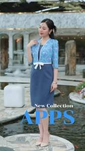 ชุดเดรสทำงานลายวินเทจ ผ้าไหมอิตาลี่โทนสีฟ้าคราม ออกแบบทรงเสื้อกั๊ก คอเหลี่ยม แขนสามส่วน แต่งโบว์เอว กระโปรงทรงสอบผ้าสเปนเด็กซ์ มีกระเป๋าข้าง