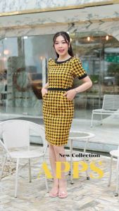 ชุดเดรสทำงานลายชิโนริสีเหลืองดำ ผ้าไหมอิตาลี่เนื้อนุ่ม ออกแบบคอกลม แขนสั้น แต่งขอบกุ้นสีดำ กระโปรงทรงสอบ มีกระเป๋าข้าง