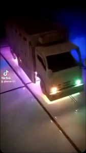Miniatur truk oleng canter kayu mentahan full lampu