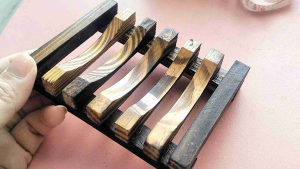 Giá đỡ xà phòng gỗ tự nhiên với thiết kế khe hở để thoát nước phù hợp cho phòng tắm hoặc nhà bếp.