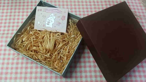 Hộp quà xinh xăn (18x18x6 cm)