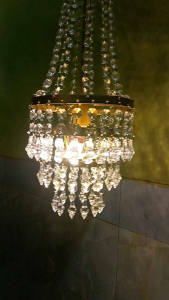 lampu gantung dekorasi lampu hias model bulat diameter 20x45 sudah ada lampunya ada 3 warna 1 lampu kuning biru ungu Semoga lancar dan sehat selalu