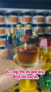 AMBER ELIXIR Oriflame Nước hoa nữ Amber Elixir Oriflame Eau de Parfum Lấy cảm hứng từ vẻ đẹp của hổ phách cho hương thơm êm dịu đầy lôi cuốn_ full 50ml và có phiên bản chiết tay 10ml