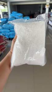 ปุ๋ยยูเรีย 46-0-0 แบ่ง 1 กิโลกรัม เป็นปุ๋ยไนโตรเจนที่สำคัญสำหรับพืช ช่วยให้พืชเจริญเติบโต มีใบสีเขียว และเพิ่มผลผลิต