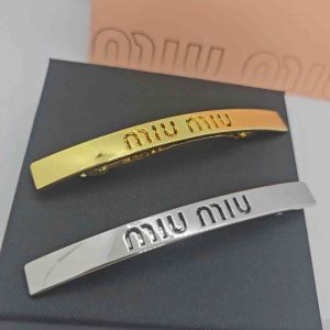 MIU MIU Metal Hair Clip กิ๊บหนีบผมแบบสปริง ฉลุลายโลโก้มิว มิว มีสีเงิน ทอง งานสวย ไม่รวมกล่อง