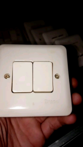 Broco Saklar Broco Seri Cream 6622 SNI dengan Desain Minimalis dan Fungsi Dasar