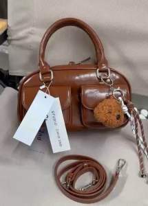 Túi Bánh Mì Chi02 Nâu Kèm Charm Size 24cm (Auth Tuồn)