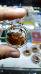 เครื่องรางดอกว่านสเน่ห์หา สายเมตตามหาเสน่ห์  ค้าขายดีนักแล กรอบในน้ำมันแก้วใส ผ่านการปลุกเสก ทุกชิ้น ของมีครูบาาจารย์