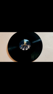 Vinyl Record HANG UP Clock: A Stylish Addition to Your Home Decor