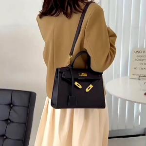 Tas Kulit Wanita Platinum Kekinian dan Slingbag Wanita Remaja Modis