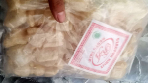 kerupuk kulit sapi isi 12/snek/cemilan/makanan ringan /food/gurih/pedas/kerupuk /rambak/krecek/kerupuk tradisional /Makanan enak