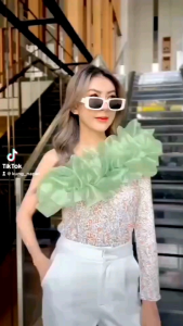 เสื้อสุดอลัง ใส่ไปไหนมีแต่คนมองไหล่เฉียง แต่งระบายฟูๆคุณนายมาก - สีขาวใส่ไปยังเฉียง คู่สี 40 หมาย