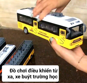 Đồ chơi xe buýt điều khiển từ xa đưa rước học sinh tỉ lệ 1:30 có đèn nhạc mở cửa được