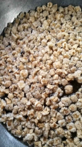 กากหมูติดมันหั่นเต๋าแบบกึ่งสำเร็จ ขนาด1000กรัม นำไปทอดเอง ไม่เหม็นหืน กรอบหอมอร่อย ทำใหม่ก่อนส่ง