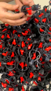 สปริงเกอร์ใบแดงเกลียวในหมุน 360° (หัวบัว/ใบบัว) ใช้รดน้ำต้นไม้/พืชสวน โดยฉีดน้ำแบบละอองฝอยกระจายรอบทิศทาง 360 องศา รัศมี 3-5 เมตร (ขึ้นอยู่กับแรงดัน) เหมาะกับพืชผักสวนครัว ไม้ดอก ไม้ประดับ.