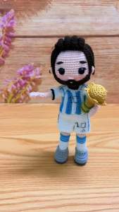 Búp bê Messi móc len thủ công cao khoảng 19cm handmade