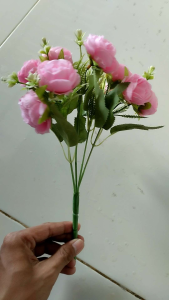 Bunga Baby Peony Nordic & Dekorasi Interior\\n\\nBunga Baby Peony Nordic adalah pilihan yang sempurna untuk menghiasi rumah Anda. Dalam artikel ini, kita akan membahas keindahan dan kualitas bunga ini, perbedaannya dengan bunga mawar, serta bagaimana cara memilih dan menggunakan bunga Baby Peony Nordic untuk dekorasi interior.\\n\\n Apa itu Bunga Baby Peony Nordic?\\n\\nBunga Baby Peony Nordic adalah bunga buatan yang memiliki bentuk dan warna mirip dengan bunga mawar. Namun, bunga ini memiliki ukuran yang lebih kecil dan lebih lembut, sehingga cocok digunakan sebagai dekorasi interior. Keindahan dan kualitas bunga Baby Peony Nordic membuatnya menjadi pilihan yang populer di kalangan penggemar dekorasi rumah.\\n\\nPerbedaan utama antara bunga Baby Peony Nordic dan bunga mawar adalah ukuran dan tekstur. Bunga Baby Peony Nordic memiliki ukuran yang lebih kecil dan lembut, sedangkan bunga mawar memiliki ukuran yang lebih besar dan tekstur yang lebih keras. Selain itu, bunga Baby Peony Nordic juga memiliki warna yang lebih cerah dan menarik.\\n\\n Mengapa Bunga Baby Peony Nordic Cocok untuk Dekorasi Interior?\\n\\nBunga Baby Peony Nordic cocok untuk dekorasi interior karena desain dan kualitas bunga artifisialnya. Bunga ini dapat bertahan lama tanpa perlu perawatan, sehingga cocok untuk orang-orang yang sibuk atau tidak memiliki waktu untuk merawat bunga hidup. Selain itu, bunga Baby Peony Nordic juga mudah diatur di palaminan atau meja, sehingga dapat memberikan tampilan yang menarik dan elegan.\\n\\nBerikut adalah beberapa tips untuk mengatur bunga Baby Peony Nordic di palaminan:\\n\\n* Gunakan wadah yang sesuai dengan ukuran bunga dan tempat yang akan didekorasi.\\n* Campurkan bunga Baby Peony Nordic dengan bunga lainnya untuk memberikan variasi warna dan tekstur.\\n* Letakkan bunga Baby Peony Nordic di tempat yang mudah terlihat, seperti di atas meja atau di rak buku.\\n* Jangan lupa untuk membersihkan bunga Baby Peony Nordic secara berkala agar tetap terlihat bersih dan menarik.\\n\\n Memilih Bunga Baby Peony Nordic Berkualitas\\n\\nUntuk mendapatkan bunga Baby Peony Nordic berkualitas, ada beberapa hal yang perlu diperhatikan. Pertama, pastikan bahwa bunga Baby Peony Nordic yang Anda beli memiliki kualitas yang baik, seperti tekstur yang lembut dan warna yang cerah. Kedua, bandingkan harga dan kualitas bunga Baby Peony Nordic dari berbagai penjual untuk mendapatkan harga yang terbaik.\\n\\nBerikut adalah beberapa tips untuk memilih bunga Baby Peony Nordic berkualitas:\\n\\n* Periksa tekstur dan warna bunga Baby Peony Nordic sebelum membelinya.\\n* Bandingkan harga dan kualitas bunga Baby Peony Nordic dari berbagai penjual.\\n* Pastikan bahwa bunga Baby Peony Nordic yang Anda beli memiliki garansi atau jaminan kualitas.\\n\\n Cara Menggunakan Bunga Baby Peony Nordic untuk Dekorasi Interior\\n\\nUntuk mendapatkan tampilan unik dengan bunga Baby Peony Nordic, Anda dapat mencoba beberapa ide berikut:\\n\\n* Gunakan bunga Baby Peony Nordic sebagai hiasan di atas meja atau di rak buku.\\n* Campurkan bunga Baby Peony Nordic dengan bunga lainnya untuk memberikan variasi warna dan tekstur.\\n* Gunakan bunga Baby Peony Nordic sebagai hiasan di atas meja makan atau di kamar tidur.\\n\\nBerikut adalah beberapa tips untuk mencampurkan bunga Baby Peony Nordic dengan bunga lainnya:\\n\\n* Gunakan warna yang serasi atau kontras untuk memberikan variasi.\\n* Campurkan bunga Baby Peony Nordic dengan bunga lainnya yang memiliki tekstur yang berbeda.\\n* Perhatikan tinggi dan lebar bunga Baby Peony Nordic serta bunga lainnya agar tampilan dekorasi interior tetap seimbang.\\n\\nDengan memilih dan menggunakan bunga Baby Peony Nordic yang tepat, Anda dapat mendapatkan tampilan dekorasi interior yang menarik dan elegan. Selamat mencoba!\"