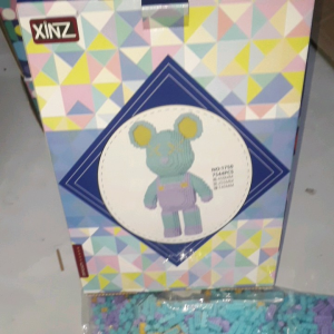 Lắp ráp 1 mô hình Gấu Xinz cao 45cm đến 47cm có trên 7500 chi tiết bằng nhựa