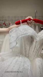 VÁY CƯỚI ĐẠI LỄ CÚP NGỰC HOA NỔI XOÈ TO