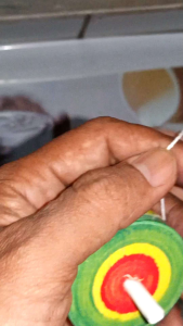 Mainan Gasing Kayu Putar Unik – Suara Khas & Warna Cerah